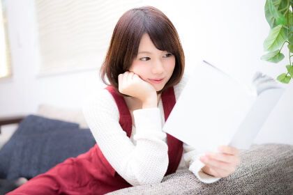 姿勢の悪い女性