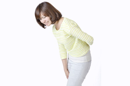 坐骨神経痛のイメージ写真1 痛みやしびれでつらそうにしている女性