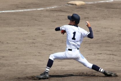 マウンドでボールを投げる投手
