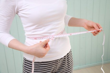 胃下垂のイメージ画像 ダイエットをしている女性