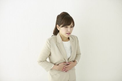 胃下垂に悩む女性