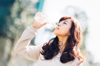水をしっかりと飲む女性