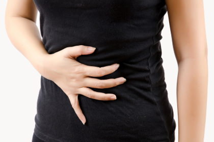 胃下垂によって胃の不調を感じている女性