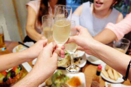 宴会で暴飲暴食する女性