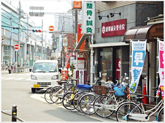交番を左折後、右に当院が見える写真