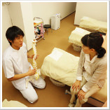 説明をしている場面