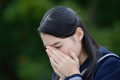 ストレスで悩む女子高校生の写真