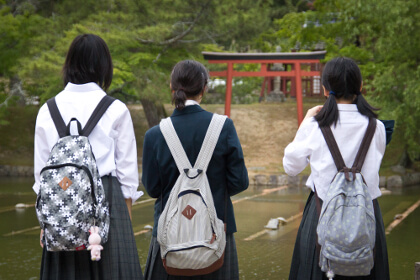 リュックに問題のある３人の少女