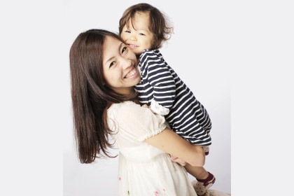 子どもを抱っこするお母さん