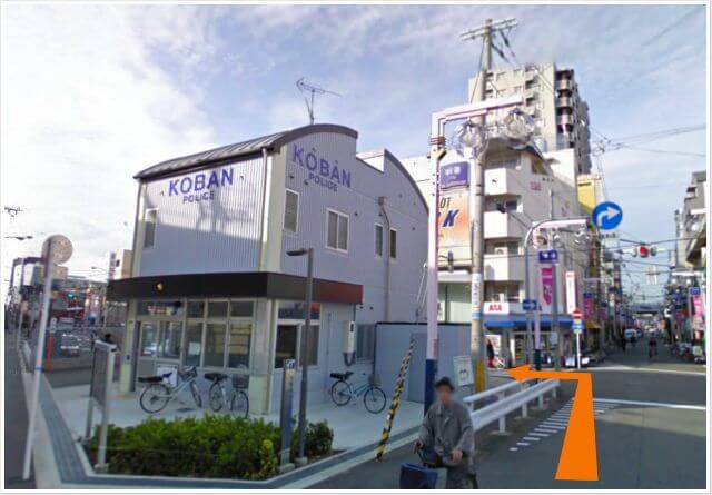 高架を越え、交番が左手に移る写真